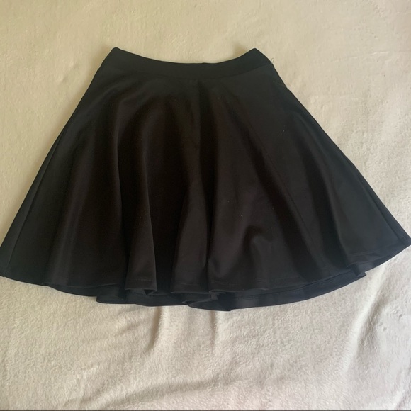 Flowy Stretchy Black Skirt - Picture 2 of 4
